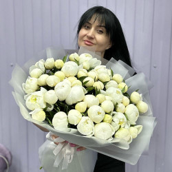 Букет из 51 белого пиона